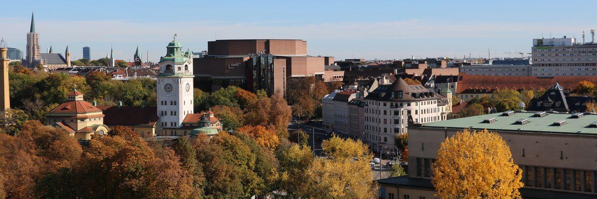 Kulturzentrum Münchner Gasteig, umfasst den Konzertsaal Philharmonie mit 2387 Sitzplätzen, ist Sitz der Münchner Philharmoniker, Münchner Volkshochschule sowie der Stadtbibliothek. Der Gasteig liegt am östlichen Hochufer der Isar in Sichtweite zum Deutschen Museum und Müllerschen Volksbad, © Bildrechte liegen bei Kindertafel-Glockenbach e.V.